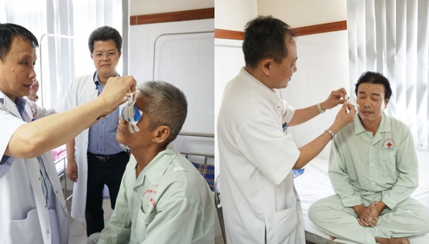   Hai bệnh nhân nhận giác mạc của cụ Nguyễn Viết Bồng đang được các bác sĩ thăm khám  