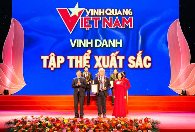   Ảnh 1: Trưởng ban Dân vận Trung ương - bà Trương Thị Mai và Chủ tịch Tổng Liên đoàn Lao động Việt Nam – Ông Bùi Văn Cường trao biểu trưng 'Vinh quang Việt Nam' cho đại diện Tập đoàn TH.  