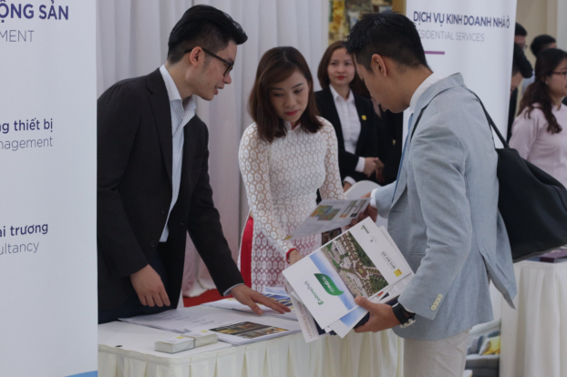  Khách hàng tìm hiểu các dự án BĐS cao cấp tại VN do Savills Việt Nam phân phối  
