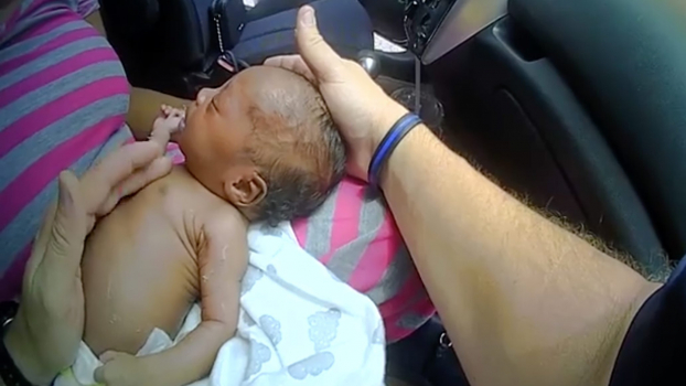 Dừng chiếc xe vượt quá tốc độ, cảnh sát vô tình cứu mạng bé sơ sinh 12 ngày tuổi 0