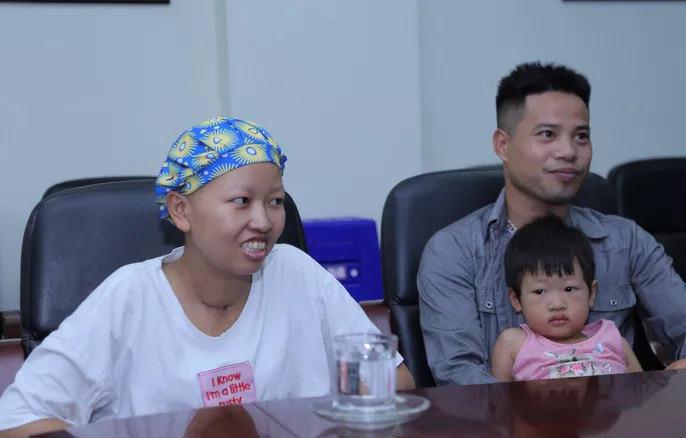   Chị Liên cùng chồng và con gái lớn tại bệnh viện Phụ sản Trung ương chờ đón con trai Bình An.  