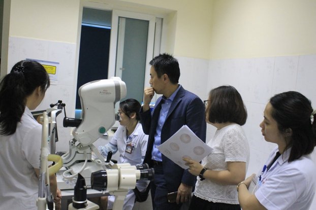  Ông Kazuhiko Dannoue - Chủ tịch tập đoàn Nhãn khoa Eiwakai cùng các bác sĩ khoa Mắt, bệnh viện E trao đổi về các phương pháp điều trị nhãn khoa.  