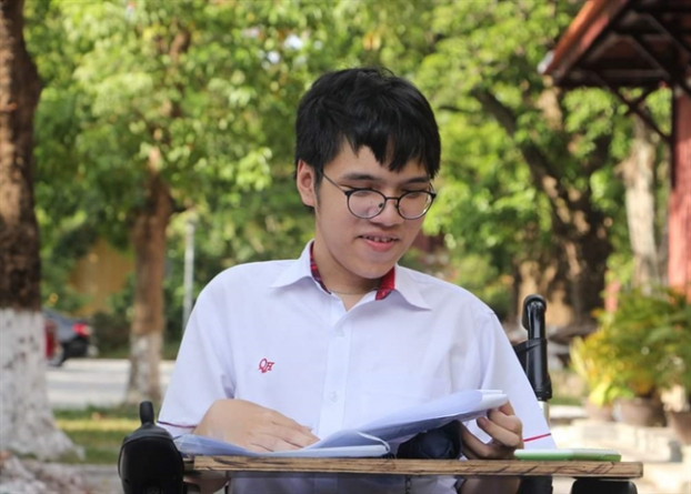   Nam sinh Nguyễn Thiên Phú dù khuyết tật nhưng luôn học tốt, đạt điểm 10 môn Anh trong kỳ thi THPT Quốc gia 2019.  