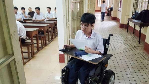   Phú đến điểm thi và làm bài thi trên xe lăn.  