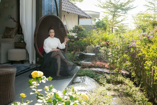   Xung quanh biệt thự của Nhật Kim Anh trồng rất nhiều hoa và cây xanh  
