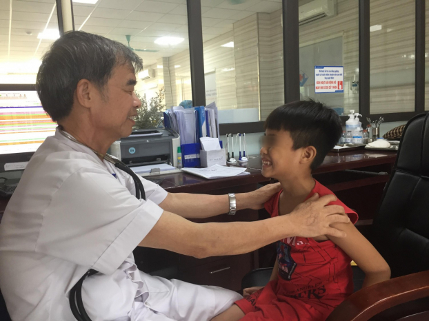   BSCKII Y học cổ truyền Nguyễn Kim Hùng thăm khám cho bé trai 8 tuổi bị liệt cơ mặt, méo miệng  