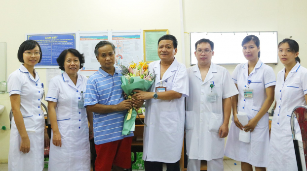   Bệnh nhân Siêng Bun Thăn tặng hoa và cảm ơn nhân viện y tế của Bệnh viện Phổi Trung ương  