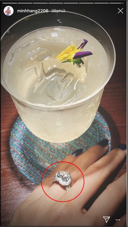   Hình ảnh tay đeo nhẫn kim cương ngón áp út được Minh Hằng chia sẻ trên story trang cá nhân  