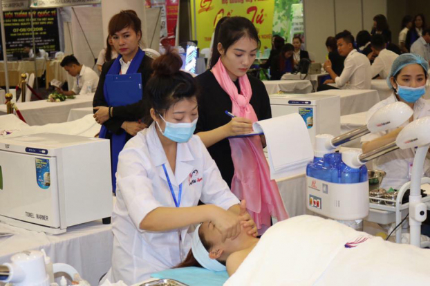  Trang chấm thi trong Cuộc thi tay nghề quốc gia do Hội Liên hiệp ngành Làm đẹp Việt Nam tổ chức.  