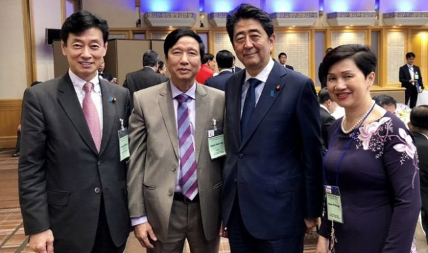   GS.TS Nguyễn Thanh Liêm (thứ 2 từ bên trái) cùng Thủ tướng Nhật Bản Shinzo Abe (thứ 3 từ bên trái) tại Lễ trao giải Nikkei Asia Prize 2018  