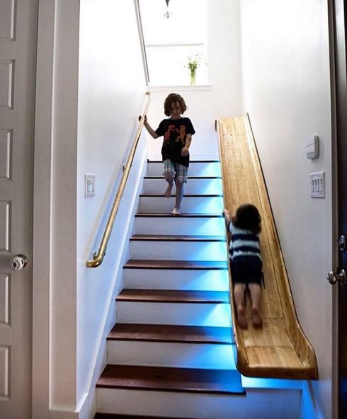   Cầu thang trượt thay thế cho cầu thang bộ nhàm chán chắc chắn làm thỏa mãn trẻ nhỏ (và có thể là cả người lớn)  