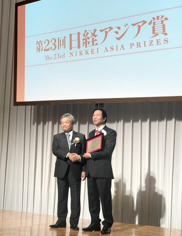   Trước khi được công nhận trong top 100 nhà khoa học tiêu biểu tại Châu Á, GS Liêm từng được trao tặng giải tưởng Nikkei danh giá.  