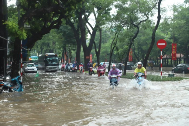 Mưa lớn, nhiều tuyến phố Hà Nội ngập trong biển nước 7