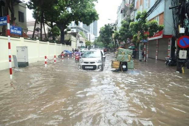 Mưa lớn, nhiều tuyến phố Hà Nội ngập trong biển nước 8