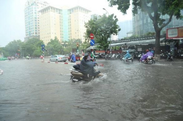 Mưa lớn, nhiều tuyến phố Hà Nội ngập trong biển nước 10