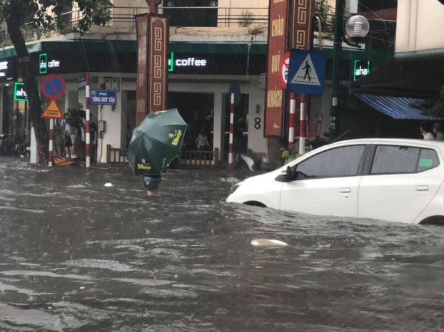 Mưa lớn, nhiều tuyến phố Hà Nội ngập trong biển nước 1