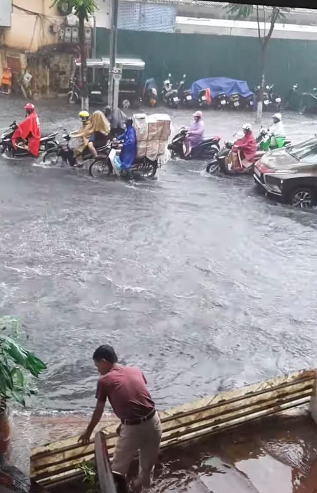 Mưa lớn, nhiều tuyến phố Hà Nội ngập trong biển nước 6