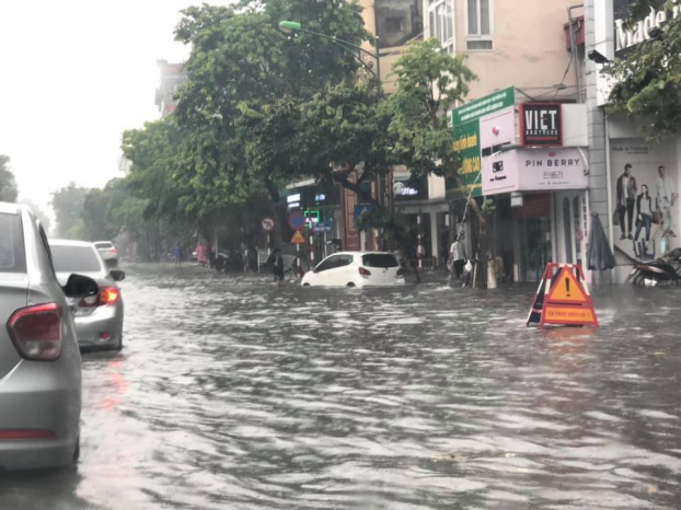 Mưa lớn, nhiều tuyến phố Hà Nội ngập trong biển nước 3