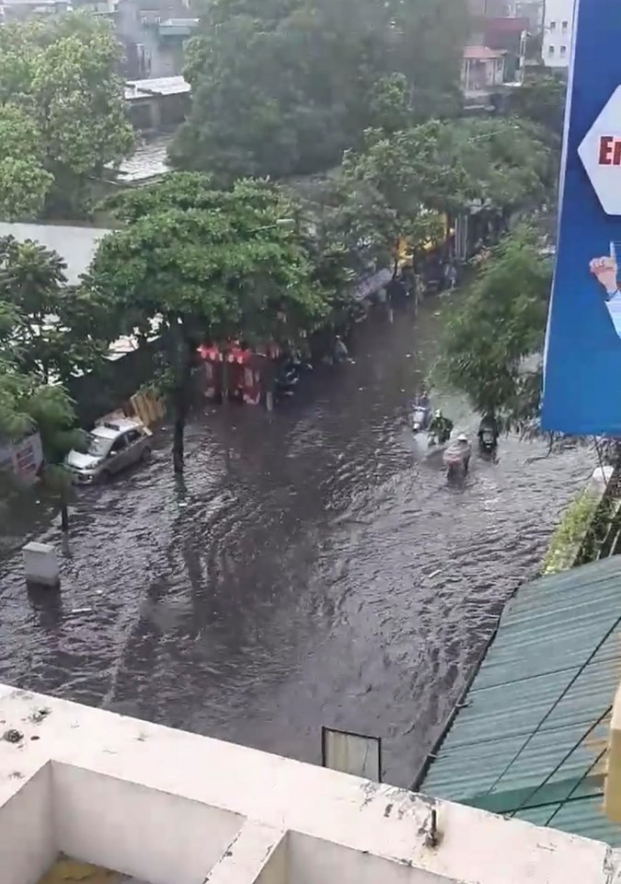 Mưa lớn, nhiều tuyến phố Hà Nội ngập trong biển nước 5