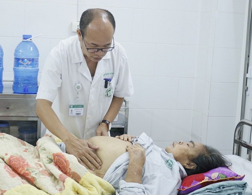   PGS.TS Đỗ Duy Cường - Giám đốc Trung tâm bệnh nhiệt đới, Bệnh viện Bạch Mai đang thăm khám cho bệnh nhân viêm gan  
