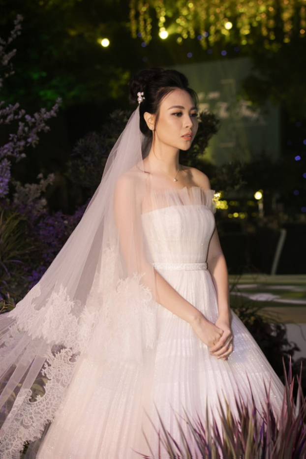   Đàm Thu Trang đẹp lộng lẫy trong bộ váy cưới được thiết kế tinh tế  