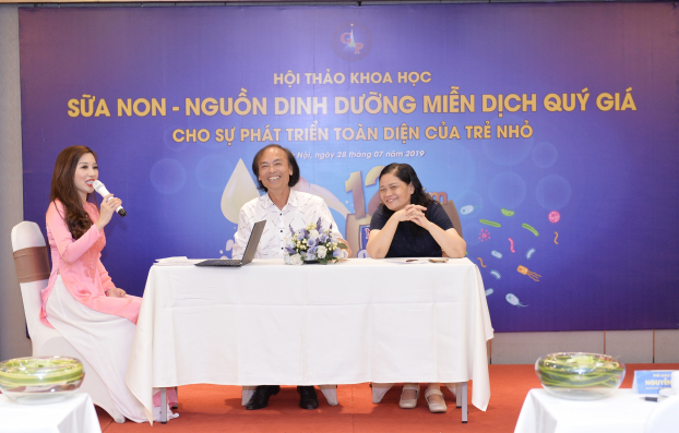   PGS.TS Nguyễn Thị Lâm (bên phải) và PGS.TS Nguyễn Tiến Dũng (ở giữa) đang trả lời những câu hỏi của các mẹ liên quan đến chăm sóc dinh dưỡng cho trẻ đúng cách  