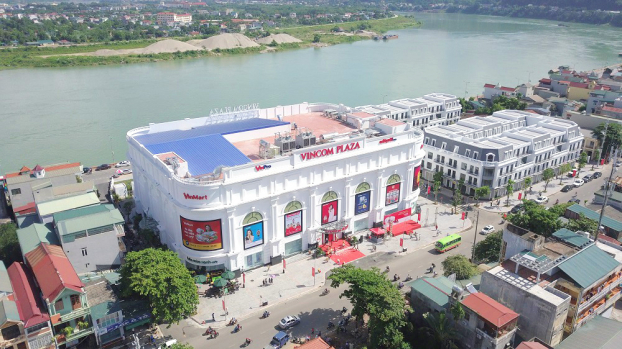   Vincom Plaza Hoà Bình tạo nên một điểm nhấn nổi bật trong kiến trúc đô thị bên dòng Sông Đà.  