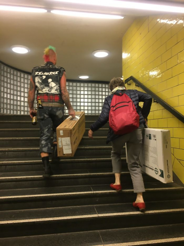   Một anh chàng với vẻ dân chơi đang giúp người phụ nữ xách đồ nặng ở ga tàu điện ngầm Berlin. Đừng đánh giá người khác qua vẻ bề ngoài  