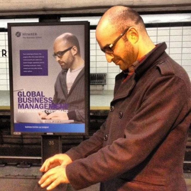   'Bạn tôi tìm được bản sao của mình ở ga tàu điện ngầm'  
