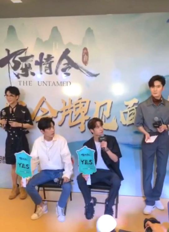   Thiếu ghế ngồi, hai diễn viên phụ Lưu Hải Khoan (vai Lam Hi Thần) và Trịnh Phồn Tinh (vai Lam Tư Truy) phải đứng  