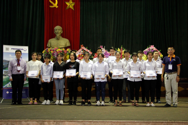   GS. Phạm Thành Huy, Hiệu trưởng (ngoài cùng bên trái) và GS. Nguyễn Văn Hiếu, Phó Hiệu trưởng (ngoài cùng bên phải) Trường Đại học PHENIKAA trao học bổng cho các thí sinh xuất sắc.  