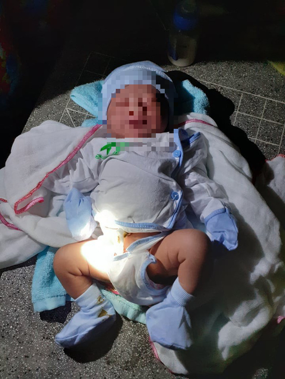   Hình ảnh bé sơ sinh bị bỏ rơi tại Sóc Trăng  