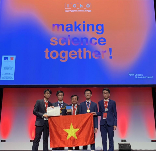   PGS.TS Mai Văn Trinh, Cục trưởng Cục quản lý chất lượng, Bộ GD&ĐT đồng hành cùng đoàn học sinh của Việt Nam tại Olympic Hóa học quốc tế.  