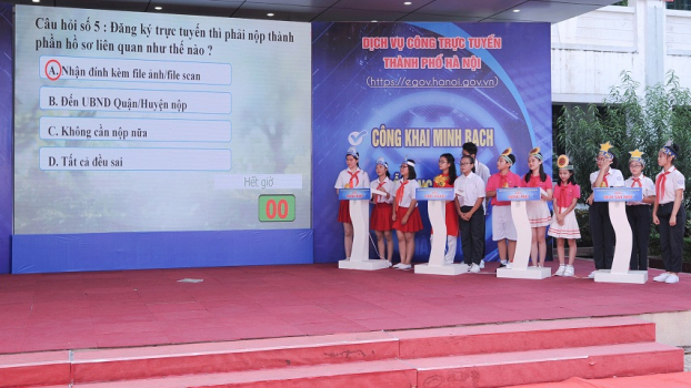   Học sinh Hà Nội tìm hiếu về dịch vụ công trực tuyến.  