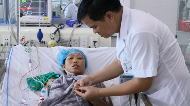   Bệnh nhân chạy thận nhân tạo đang điều trị tại bệnh viện Bạch Mai.  