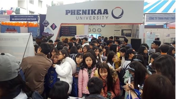   Nhiều thí sinh quan tâm đến chương trình đào tạo của Trường Đại học Phenikaa.  