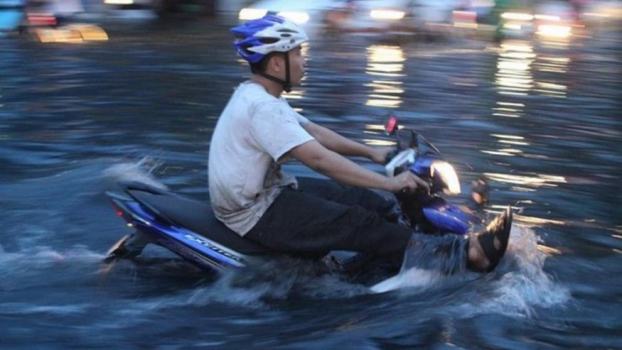   Bí quyết xử lý xe chết máy do bị ngập nước trong mùa mưa bão  