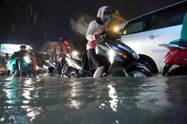   Một số bí quyết đi xe qua khu vực ngập nước mà không bị chết máy  
