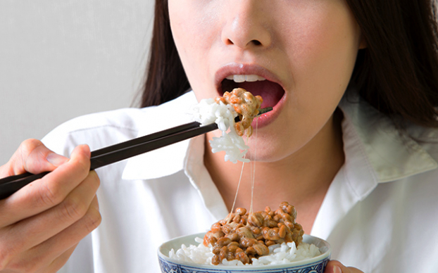   Natto có thể ăn với cơm trắng  