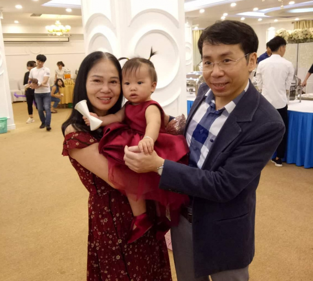   Gia đình và bác sĩ Đinh Hữu Việt - Trưởng khoa Ngoại Tiết niệu và Nam học đều vui mừng khi thấy 'thành quả' ngày càng đáng yêu.  