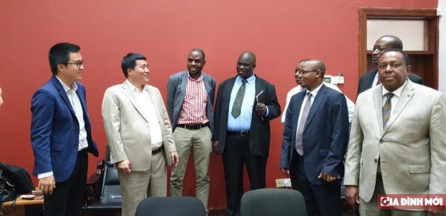   Đại diện lãnh đạo Chính phủ Tanzania và đại điện Tập đoàn T&T Group chia sẻ niềm vui sau khi hợp đồng được ký kết  
