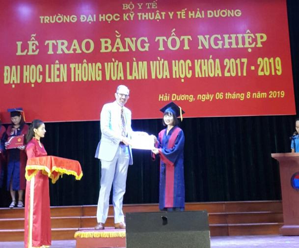 36 cử nhân kỹ thuật viên phục hồi chức năng trị liệu đầu tiên tại Việt Nam được cấp bằng 0