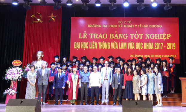   36 cử nhân HĐTL đầu tiên của Việt Nam đã được cấp bằng tốt nghiệp  