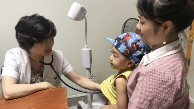   Bác sĩ bệnh viện Nhi tận tình khám bệnh cho trẻ.  
