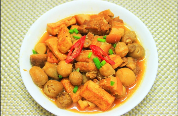   Thịt kho nấm là món ăn giúp hỗ trợ điều trị đau dạ dày hiệu quả. Ảnh minh họa  