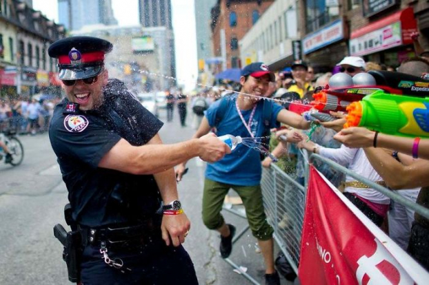   Cảnh sát Canada nghịch nước cùng người dân  