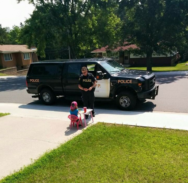   Cảnh sát dừng xe để mua đồ uống từ quầy nước chanh của 1 bé gái ở Kenora, Canada  