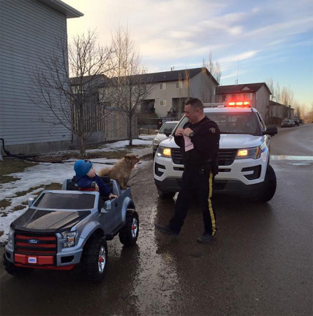   Một cảnh sát Canada nhìn thấy bé trai lái xe đồ chơi nên đã dừng xe cậu bé và ghi tấm vé phạt đầu tiên cho cậu  