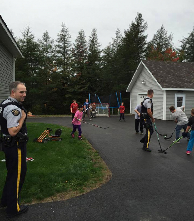   Cảnh sát Canada chơi bóng hockey cùng trẻ em trong khu phố  