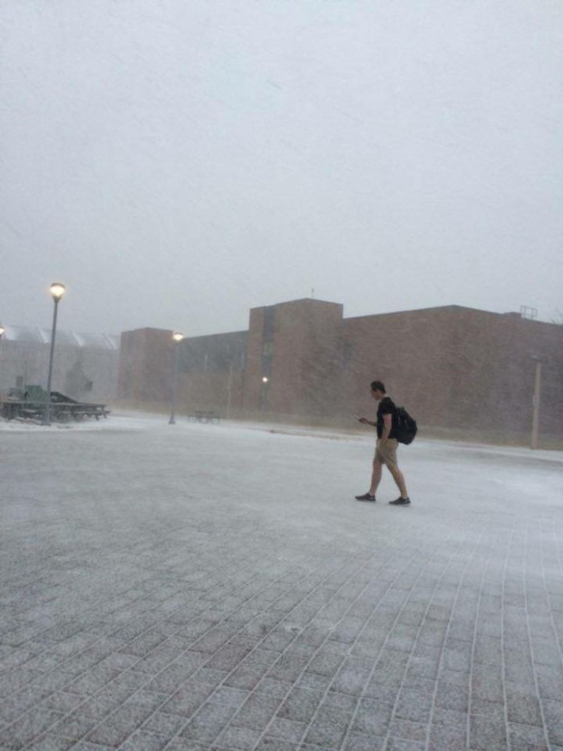   Một nam sinh đại học ở Canada đi bộ đến trường trong thời tiết lạnh giá  